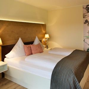 Großes Zimmer mit Kingsize-Bett